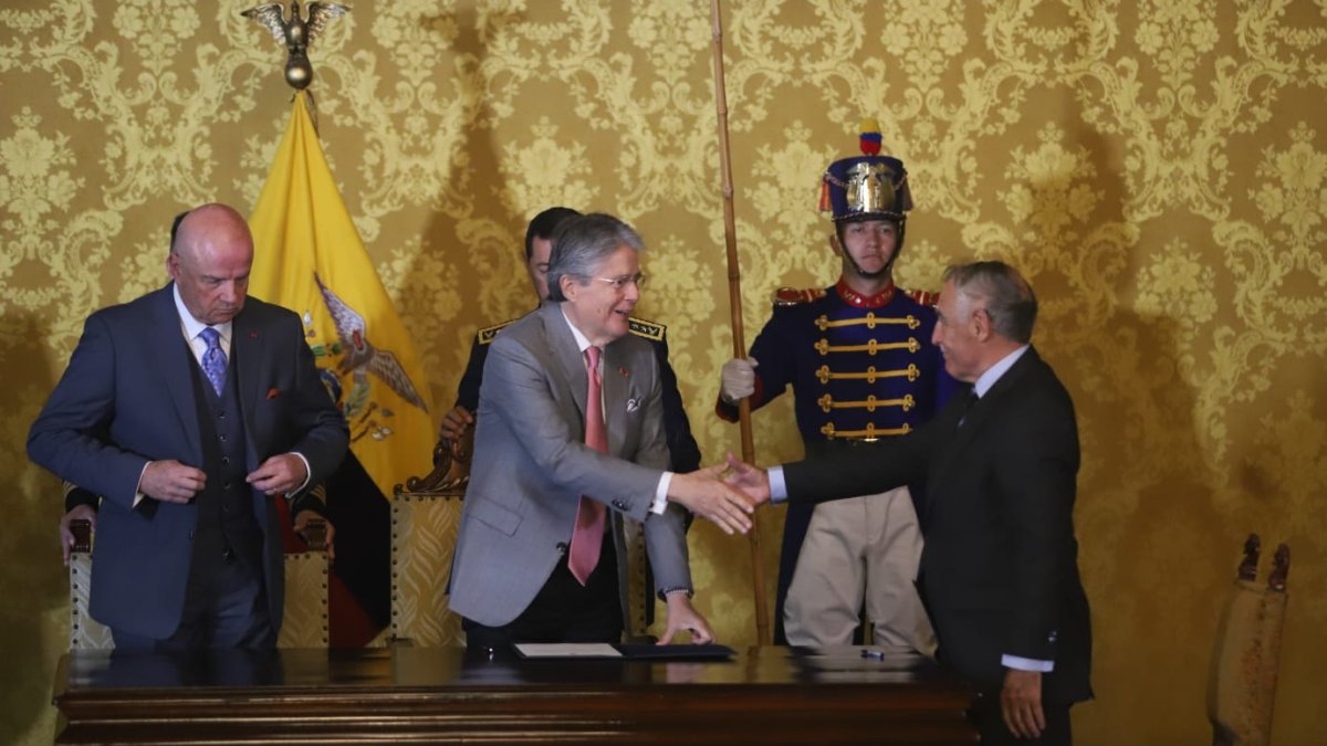 Paco Moncayo (d) durante sus posesión como nuevo consejero de Gobierno.