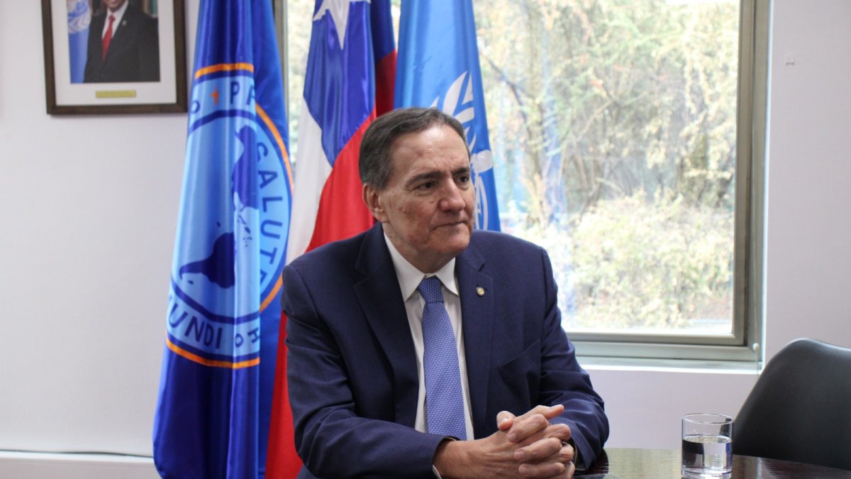 Fotografía cedida hoy por la Organización Panamericana de la Salud que muestra a su director, Jarbas Barbosa, durante una entrevista en Santiago (Chile).