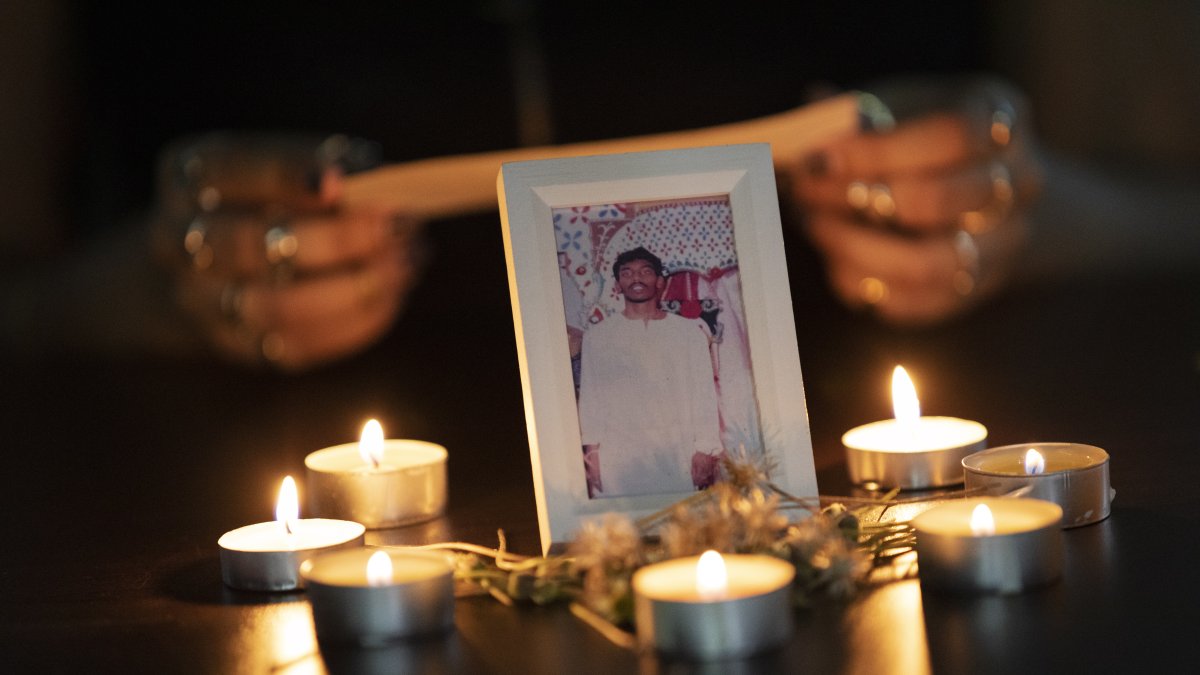 Velas encendidas con la foto de la persona que fue ejecutada