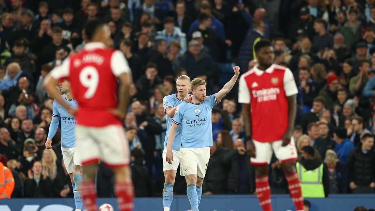 El mediapunta Kevin De Bruyne (c) orquestó la goleada ciudadana.