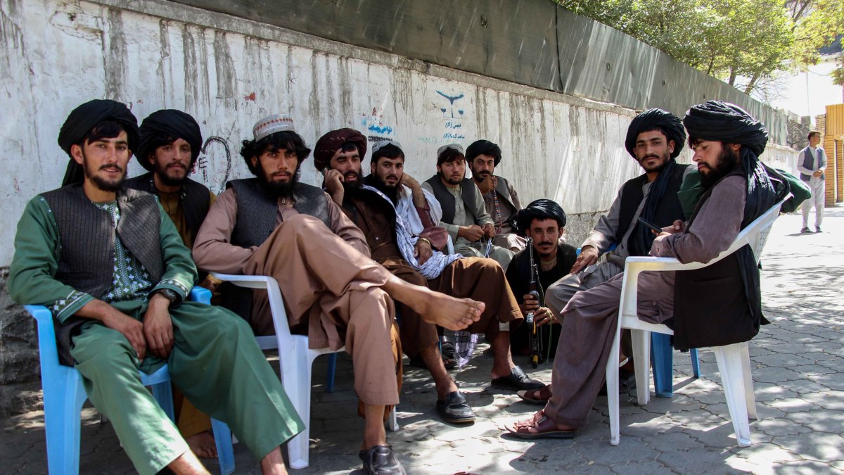 Fotografía de archivo en la que se registró a un grupo de Talibanes en Kabul (Afganistán).