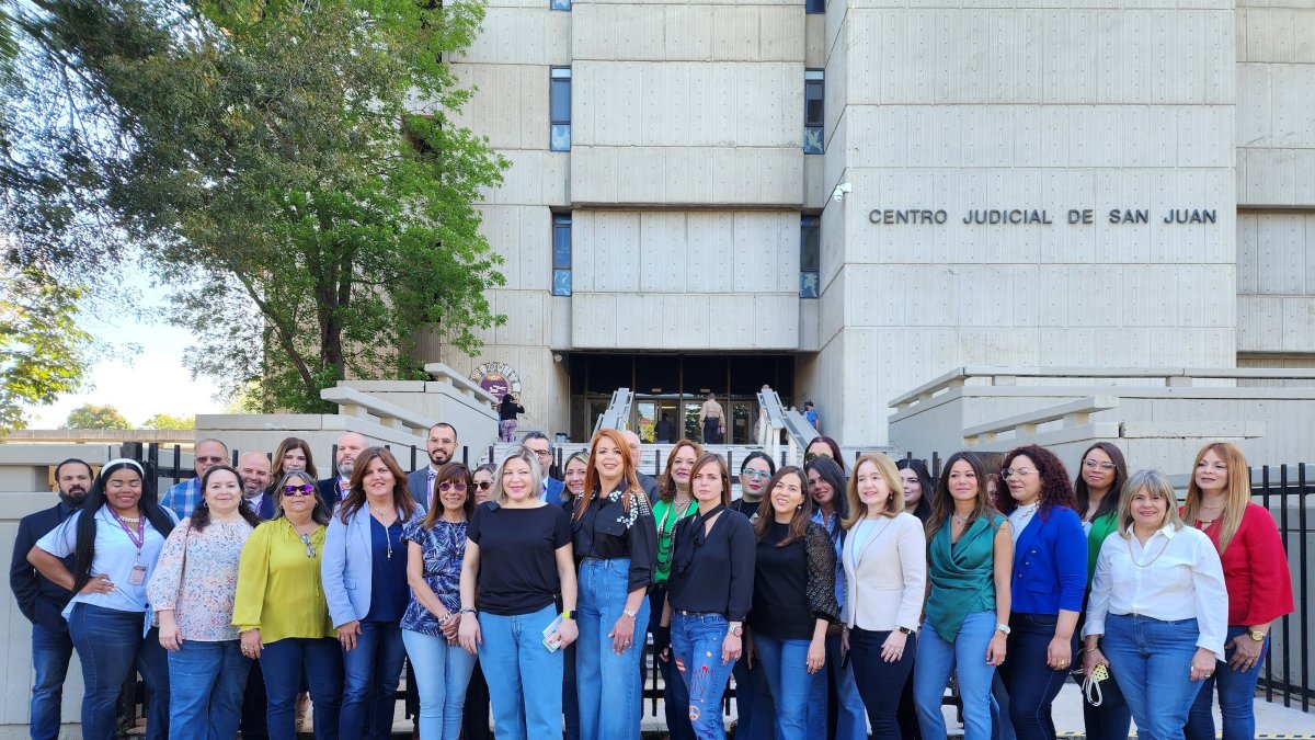  Los fiscales de los 13 distritos del Departamento de Justicia de la isla mientras posan al llegar a trabajar en 