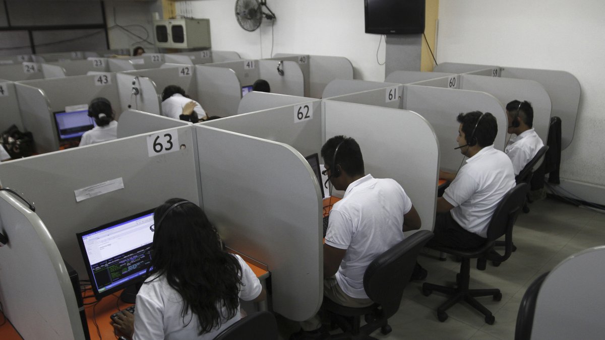 Tarea. Imagen referencial de un centro de llamadas relacionadas con citas médicas del IESS.