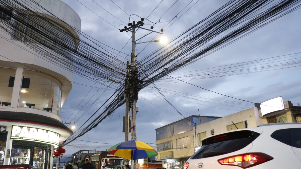 Problema. El crecimiento poblacional ha empeorado el índice de cables que cuelgan de los postes de la ciudad.