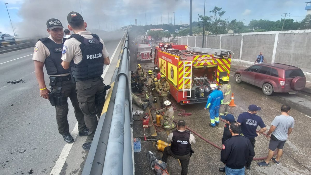 Una parte del asfalto del puente se desprendió producto del calor generado por el conato de incendio.