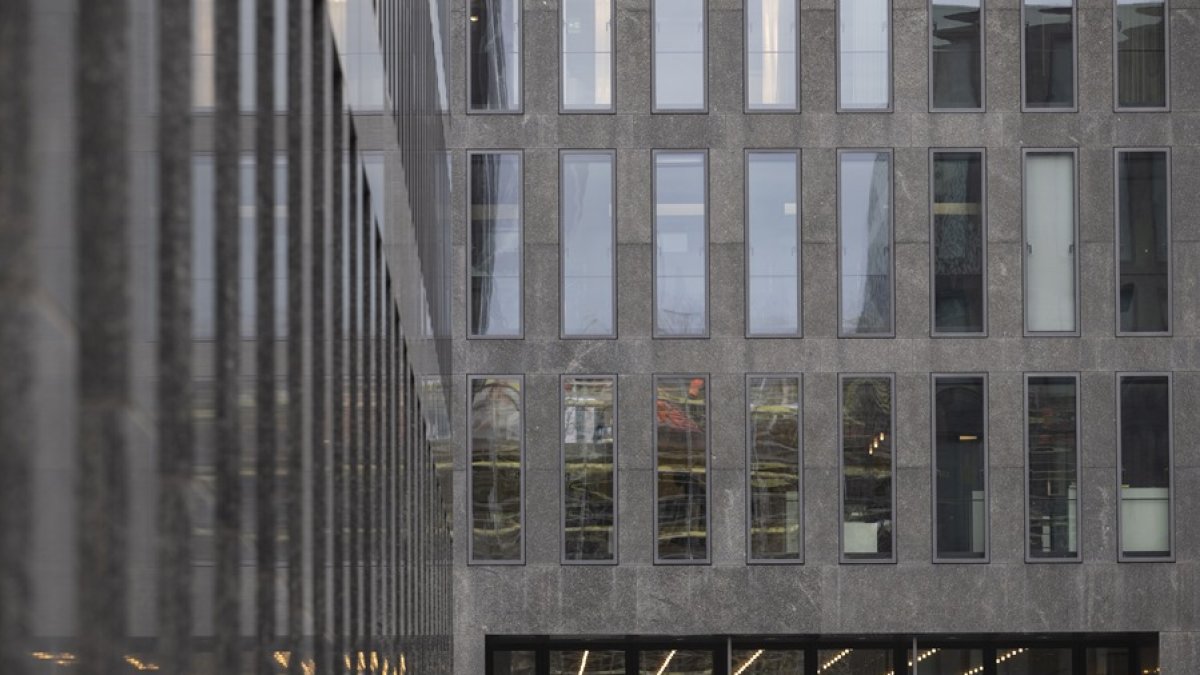 Fachada del banco Credit Suisse, que realiza la transacción con bonos ecuatorianos.