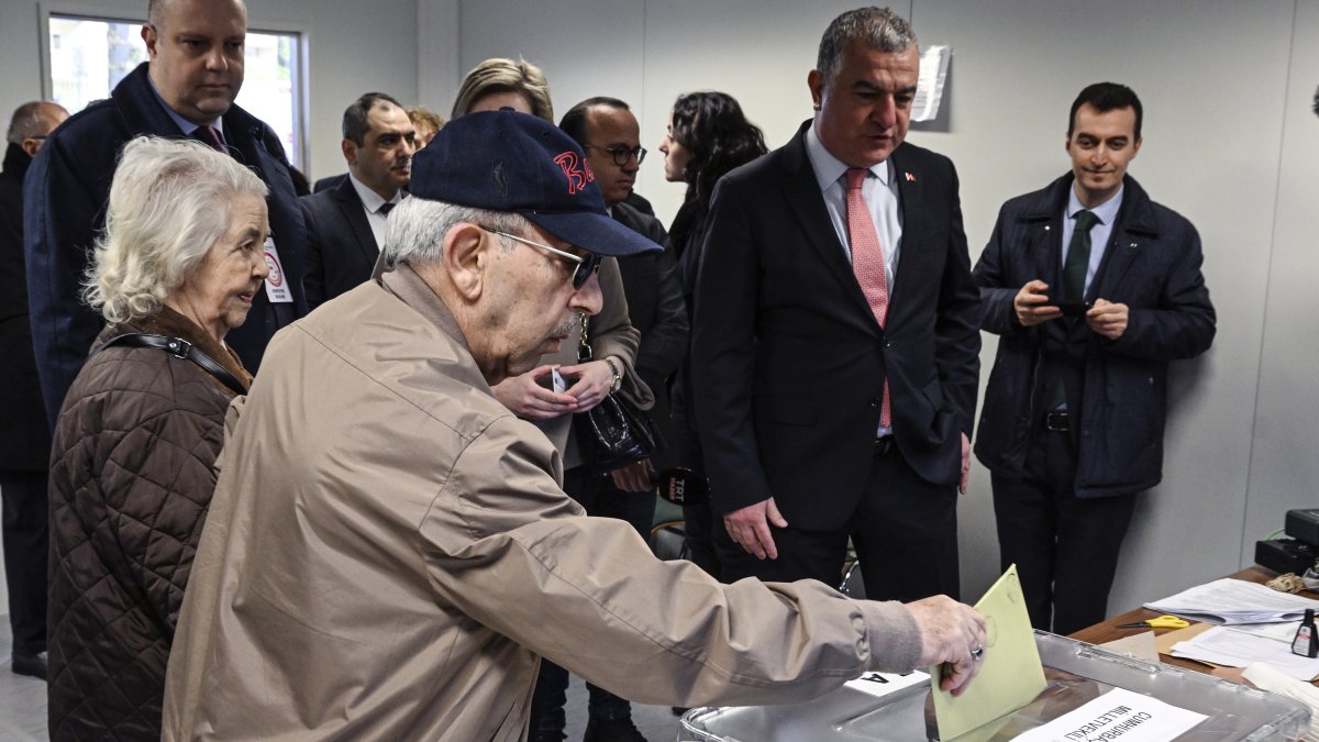 Un hombre emite su voto para las elecciones generales turcas en una oficina electoral de la embajada turca en Berlín, Alemania, el 27 de abril de 2023.