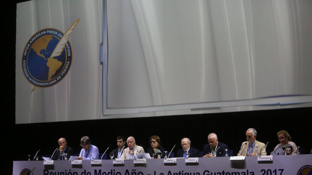 Fotografía de archivo de una reunión de miembros de la Sociedad Interamericana de Prensa (SIP).