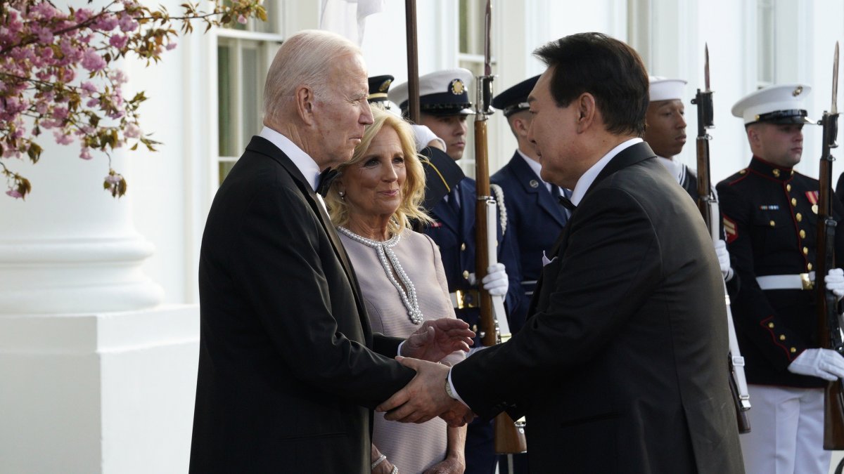 El presidente de los Estados Unidos, Joe Biden (L), y la primera dama, la Dra. Jill Biden (2-L), dan la bienvenida al presidente de Corea del Sur, Yoon Suk Yeol en la Casa Blanca en Washington.