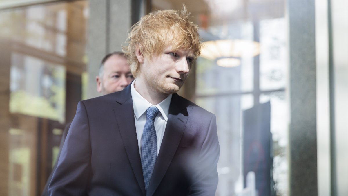 Ed Sheeran llegando a una corte de Nueva York para responder a la acusación de la familia Thowsend.