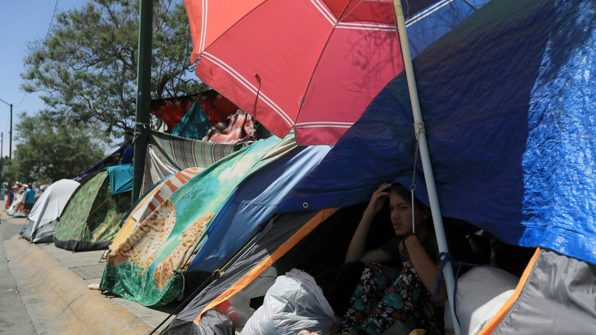 Migrantes acampan en protesta por la muerte de 40 migrantes, el 26 de abril de 2023, frente al Instituto Nacional de Migración (INM), en Ciudad Juárez, en el estado de Chihuahua (México)