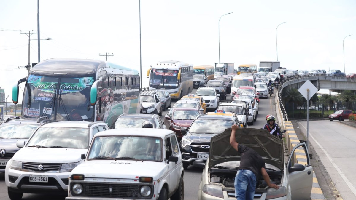 Las horas que debieron pasar atascados, pasó factura a los conductores que llegaban desde Durán o La Puntilla hacia la Pedro Menéndez Gilbert.