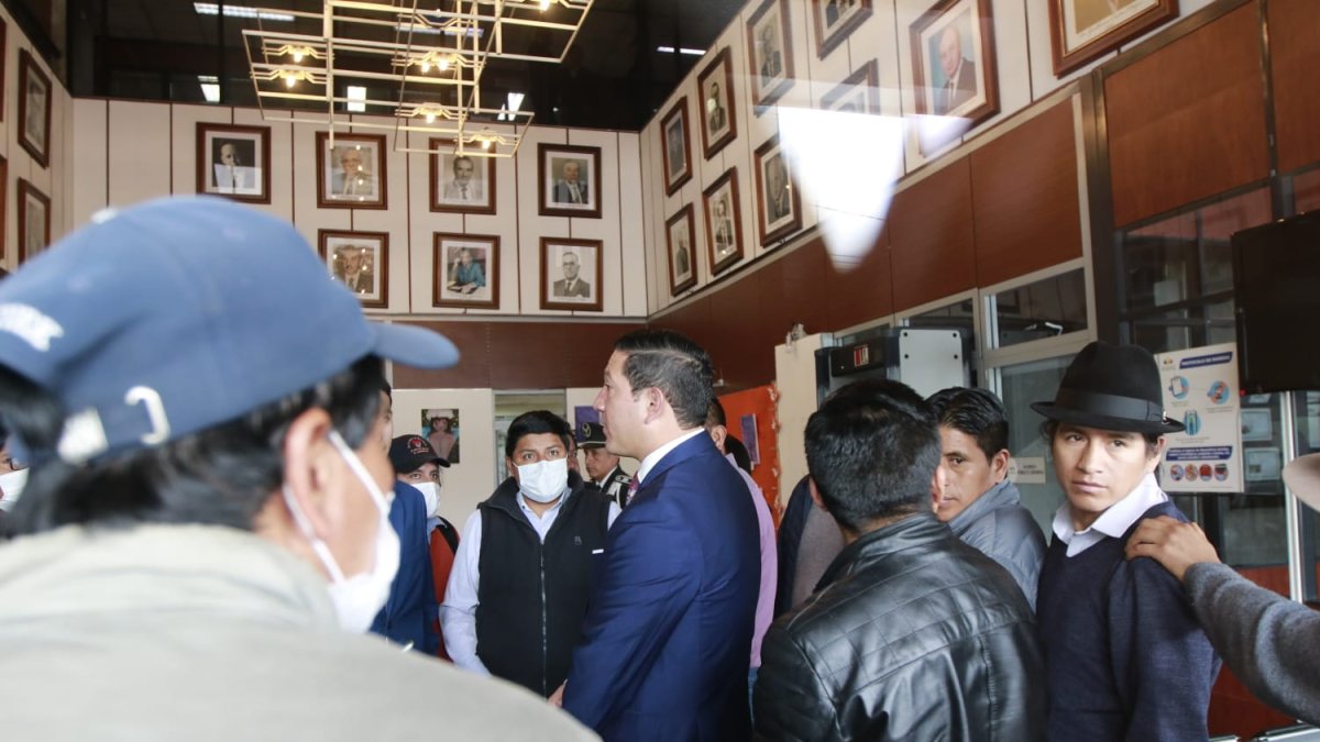 Audiencia. El abogado Freddy Ron junto con familiares y amigos de Peter Calo, en la Corte Nacional.