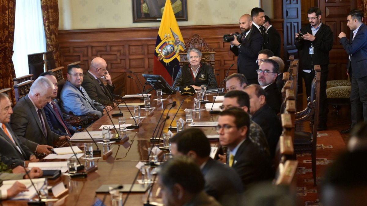 Entres los asistentes a la reunión está el flamante asesor de Seguridad, Paco Moncayo; y el nuevo secretario de Seguridad, Wagner Bravo.