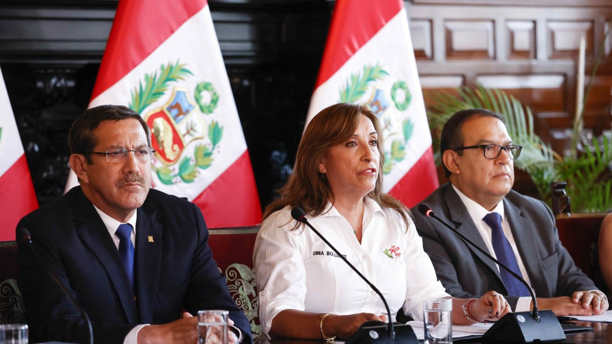 La presidenta de Perú Dina Boluarte es interrogada por las muertes en las protestas de Perú