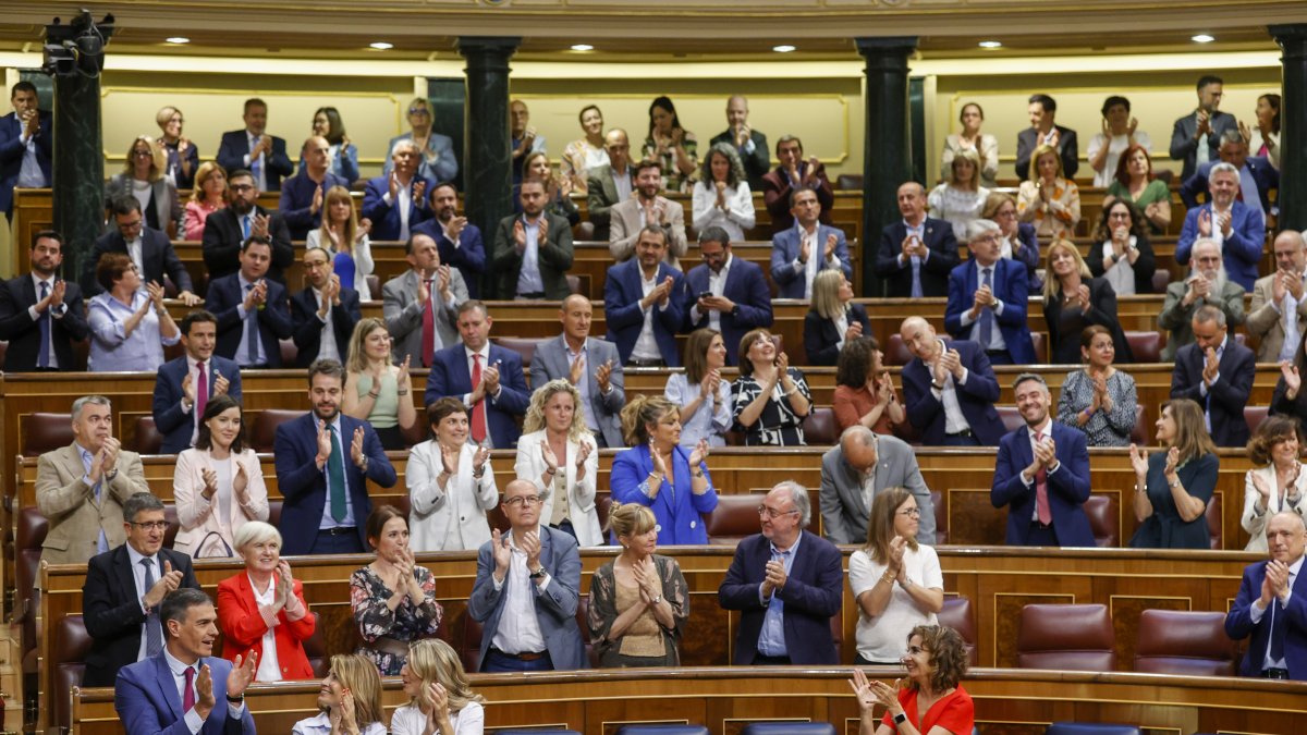 El presidente del Gobierno, Pedro Sánchez recibe la ovación de la bancada socialista tras la aprobación de la Ley. EFE/ Javier Lizón