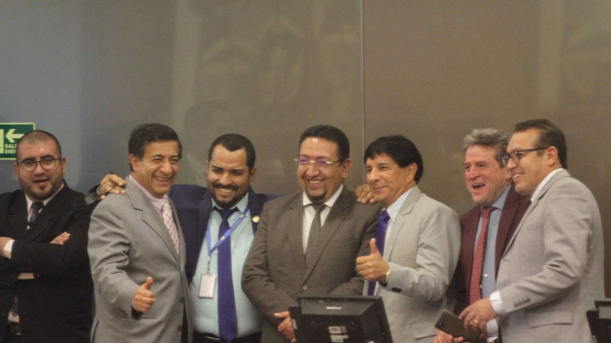 Situación. Virgilio Saquicela busca apoyos entre las bancadas, desde hace varias semanas, para retener la presidencia.