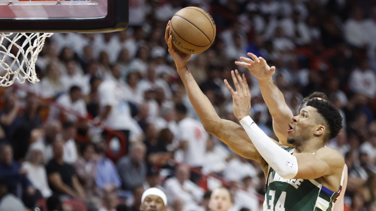 Giannis sumó en el último partido 38 puntos y 20 rebotes en un partido que Bucks no pudo sostener y cayó por 126-128: