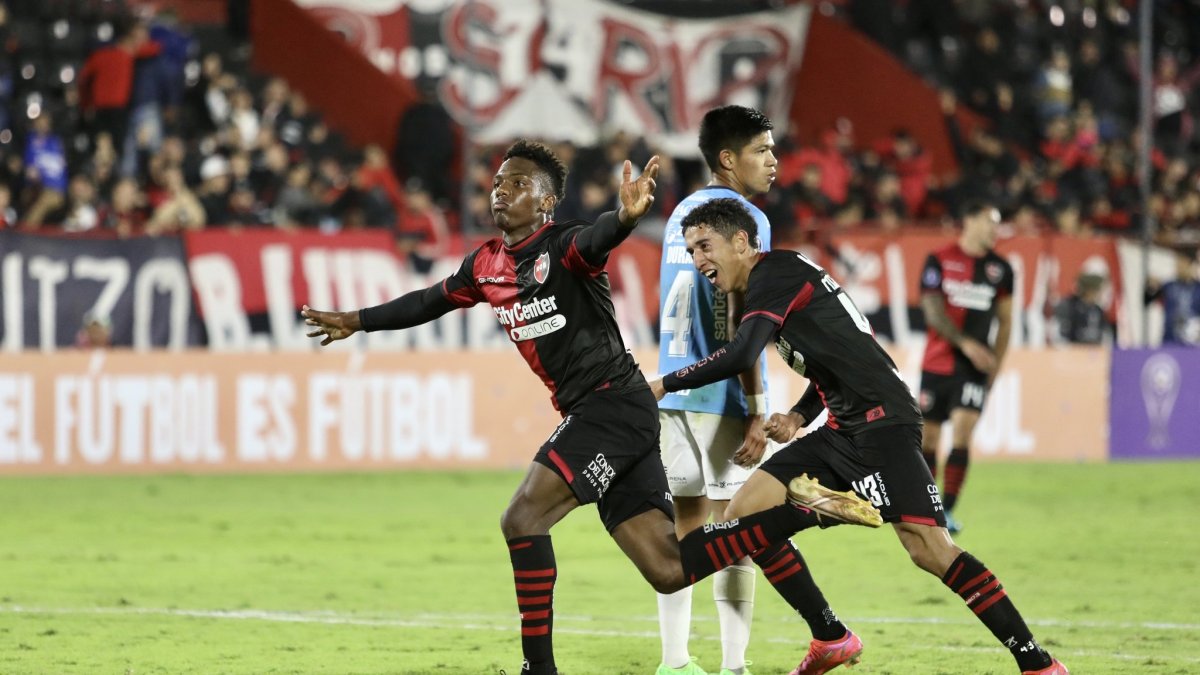 El delantero ecuatoriano Djorkaeff Reasco jugaba en el Newells de Argentina.