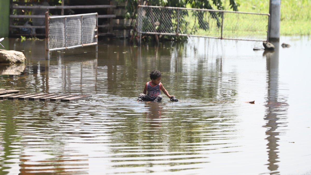 Ajenos a las enfermedades que pueden contraer, los niños juegan en las pozas que se forman por las lluvias en el sector de El Dorado, en el cantón Durán.