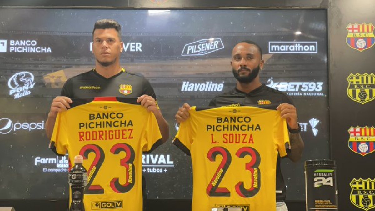 Carlos ‘Paco’ Rodríguez (i) y Leonai Souza, durante la renovación para la temporada 2023 en Barcelona SC.