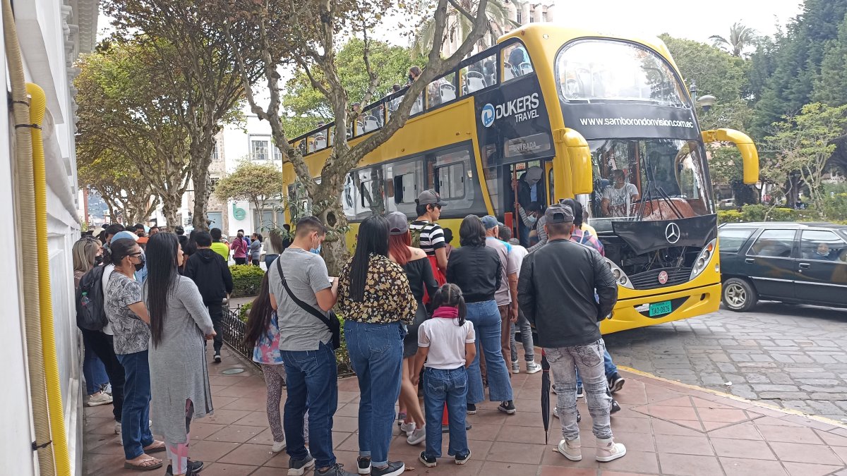 Visitantes. Un grupo de turistas se embarcan en bus.