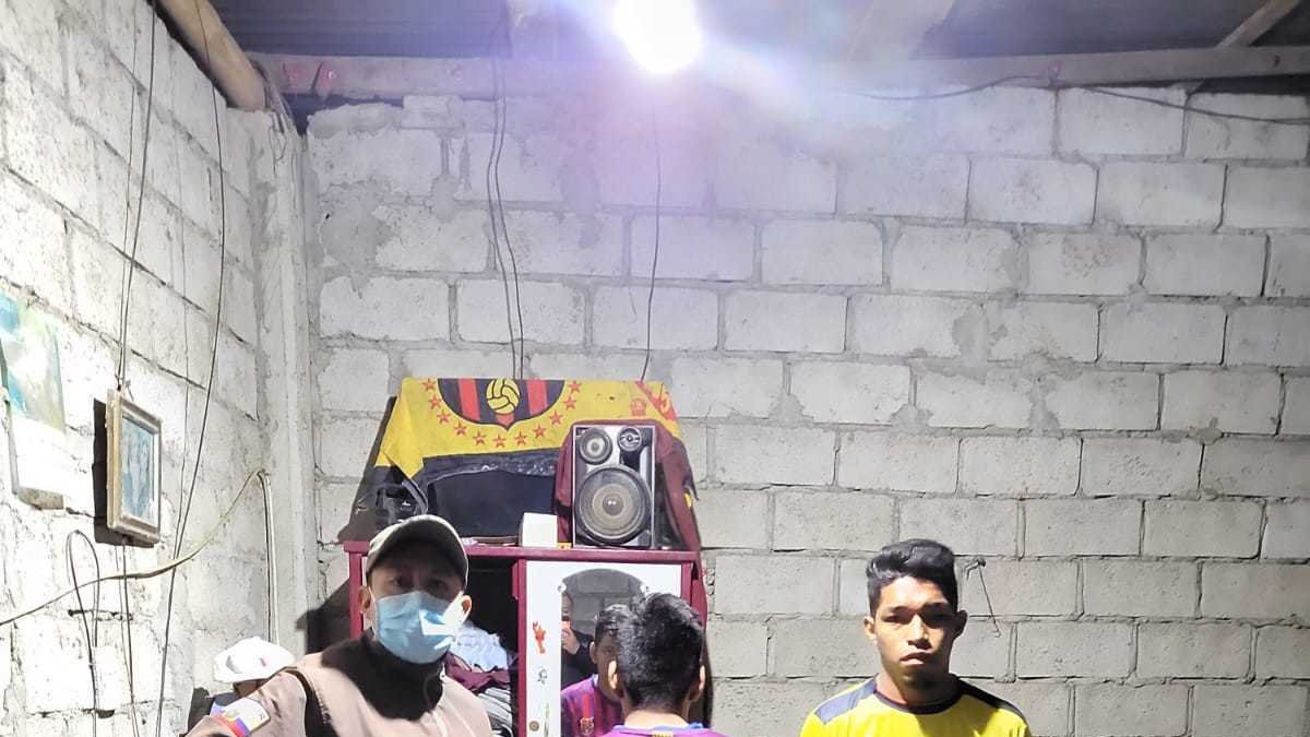 Incursión. Elementos policiales registran una de las casas registradas.