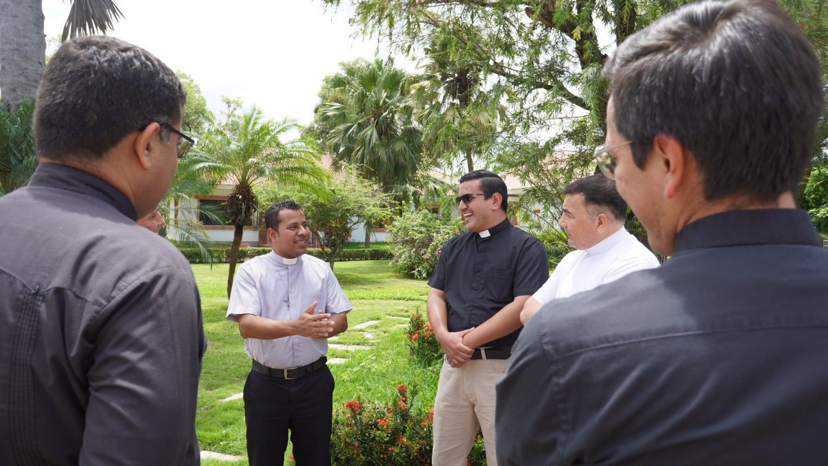 Orden. Al fondo, Rolando Contreras y Gerahld Burnham, los futuros sacerdotes de Guayaquil,