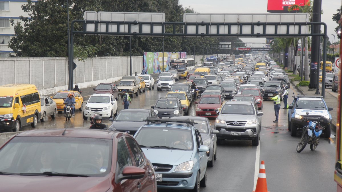 Daños. Debido a los atascos que se extendieron hasta Durán y La Puntilla, los motores de algunos carros se recalentaron y tuvieron que orillarse.
