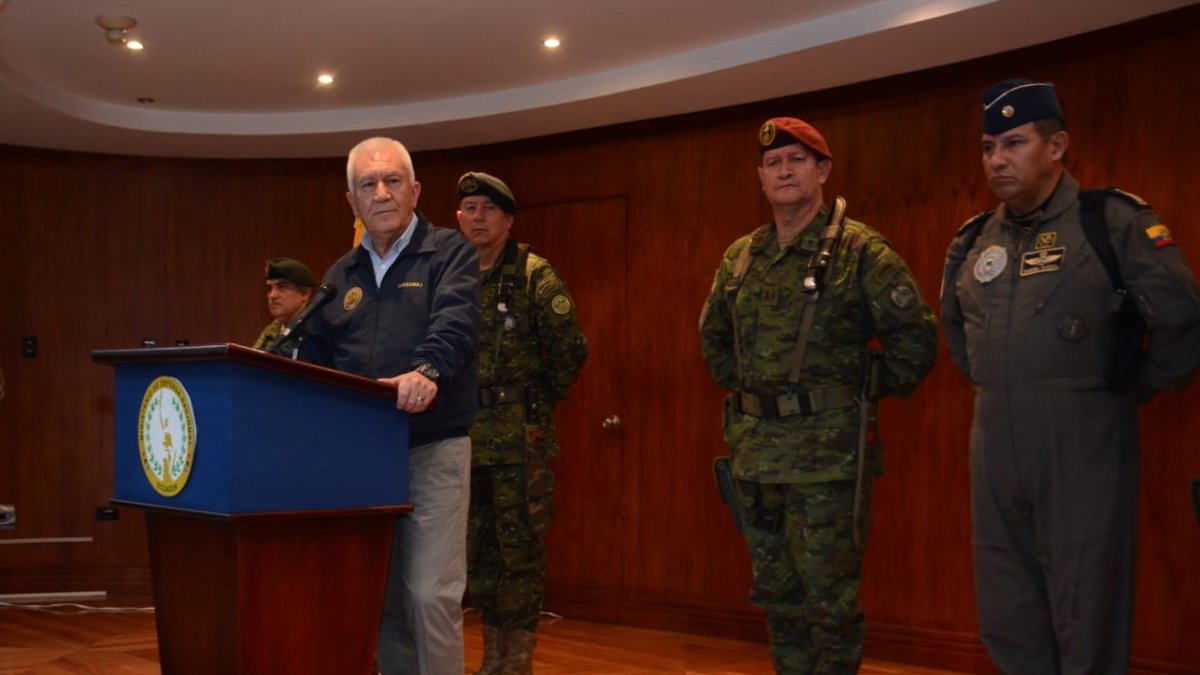 Quito. El ministro de Defensa Luis Lara junto con los generales de las FF.AA.