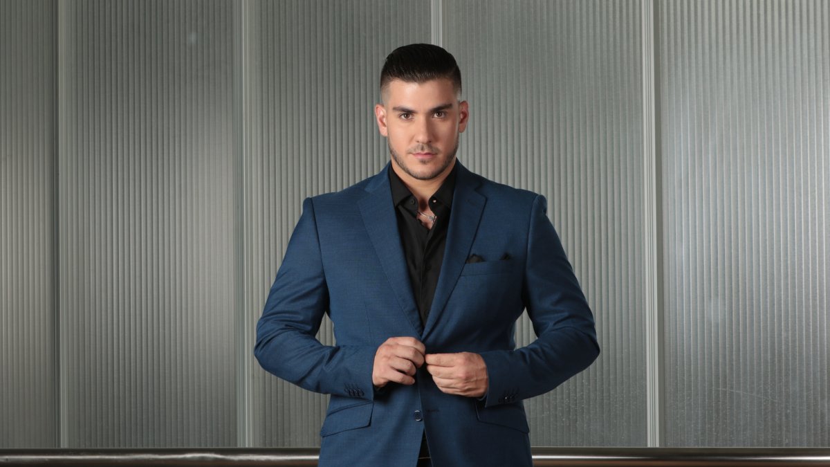 Su estilo fluctúa de lo formal a lo casual pero siempre con elegancia.