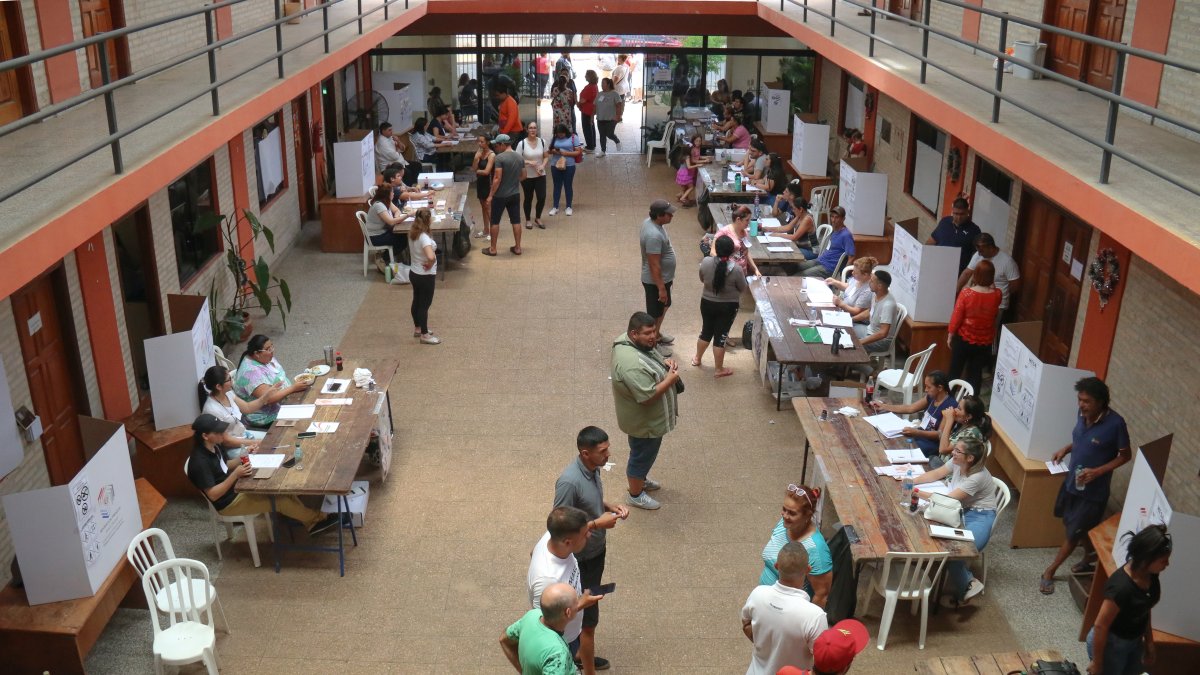 Personas participan en una jornada de votación en Asunción (Paraguay), en una fotografía de archivo. EFE/ Rubén Peña.