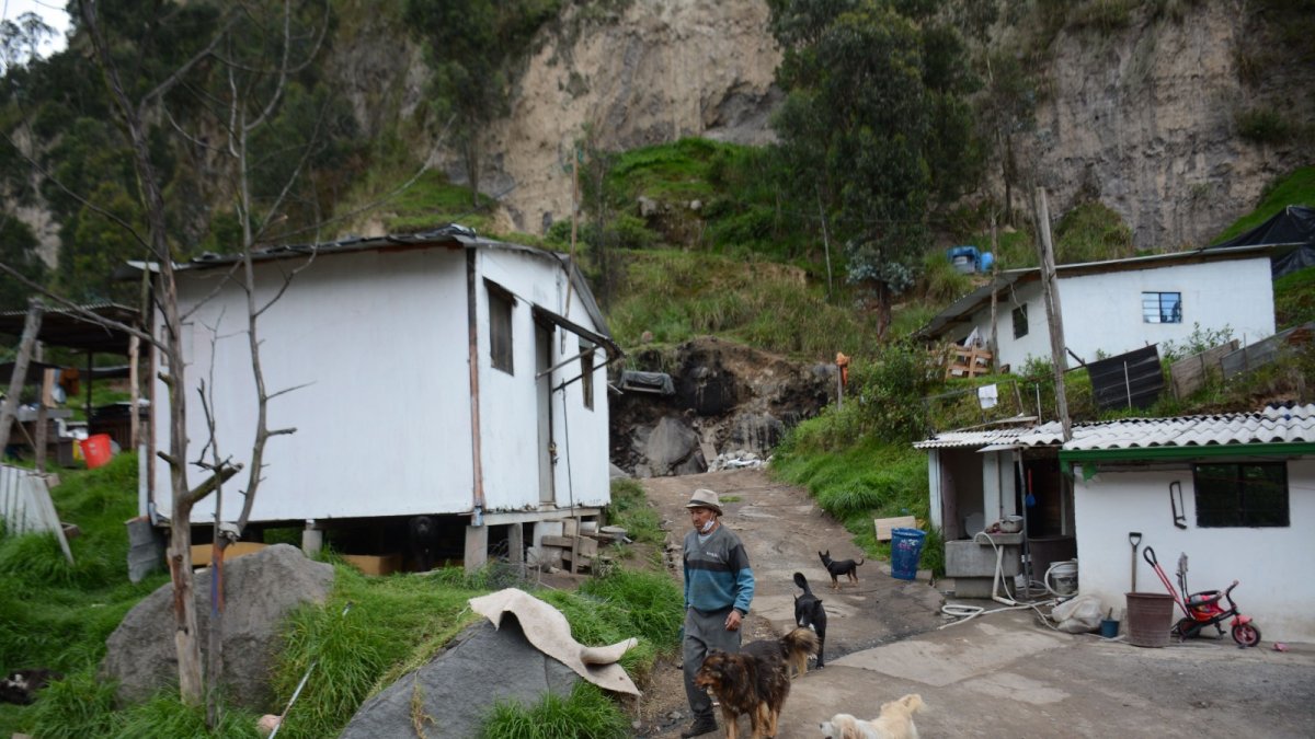 Familias de recicladores habitan en una zona de deslave.
