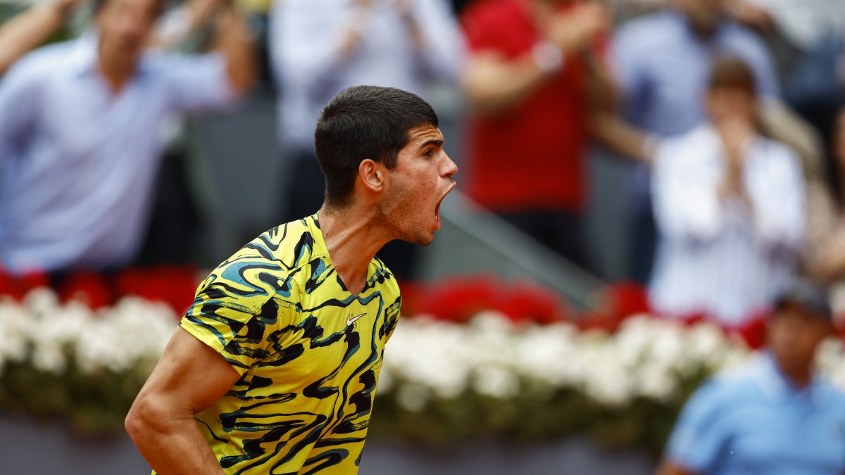 El tenista español Carlos Alcaraz reacciona tras vencer al finlandés Emil Ruusuvuori.