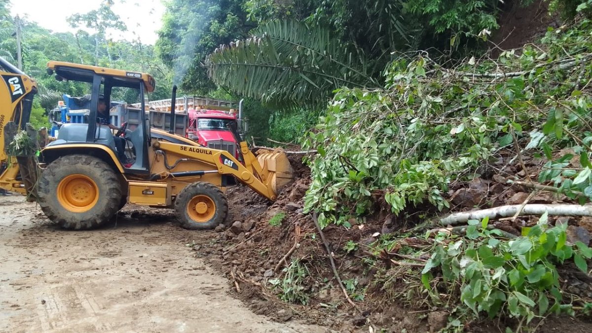 Maquinaria limpia la vía en el sector Cinco Cerros, entre Santa Elena y Manabí.