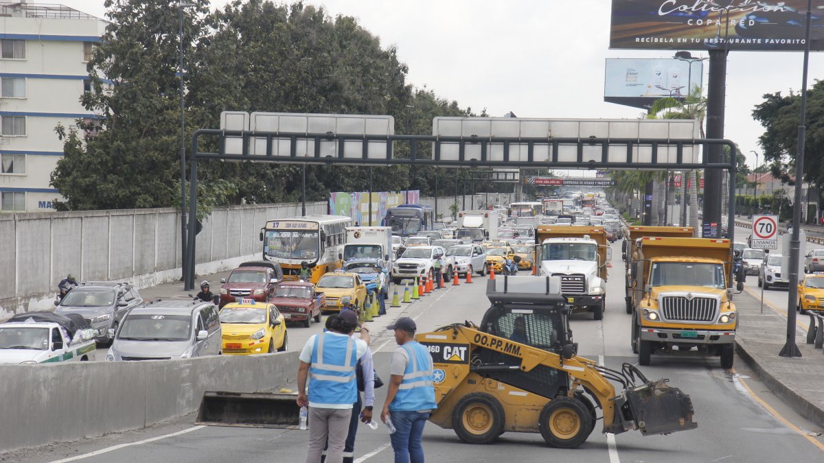 La Pedro Menéndez Gilbert. Durante el cierre parcial de la avenida, nuevamente hubo atascos. Quienes usaron vías alternas se quejaron de vivir situaciones similares.