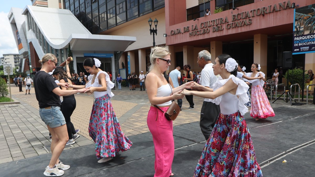 Turismo. El evento atrajo además a turistas extranjeros, quienes se engancharon con la música y el baile de las alumnas de la Escuela de Ballet de la CCNG.