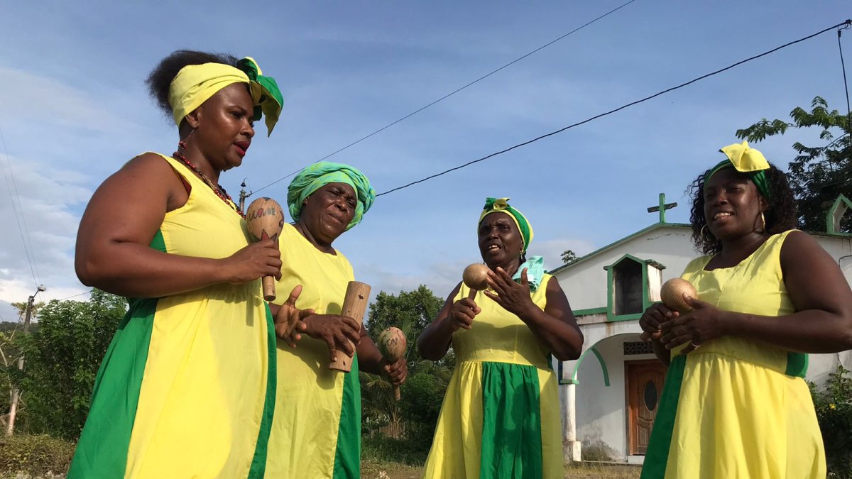 Actividad. Cuatro integrantes del grupo Afroraíces, entre ellas, Yadira Mercado (fundadora), cantan arrullo al pie de la iglesia de la Casa del Pobre.