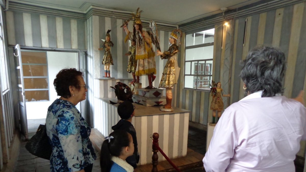 Cuenca. Turistas recorren una de las salas del museo