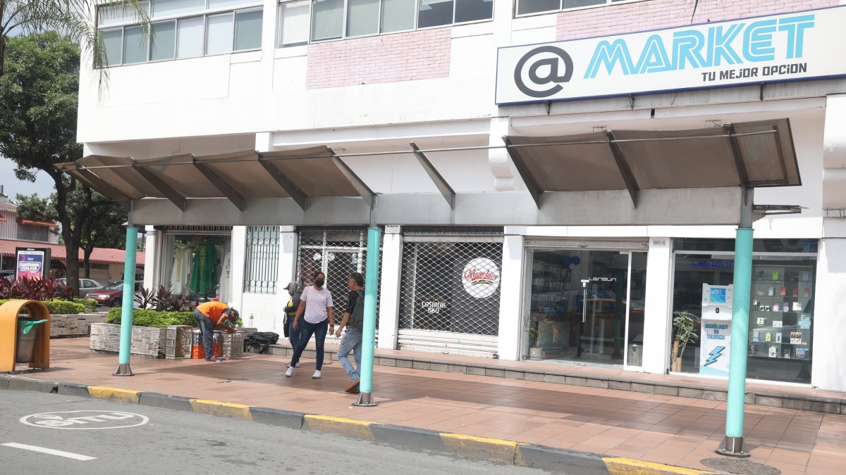 Ciudadanos piden arreglo del rubro para cubrirse del sol.