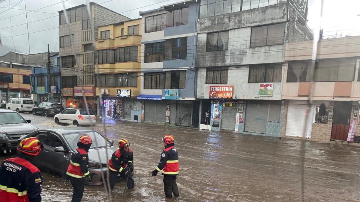 Colapso. Las calles de algunos barrios quedaron anegadas tras la fuerte lluvia