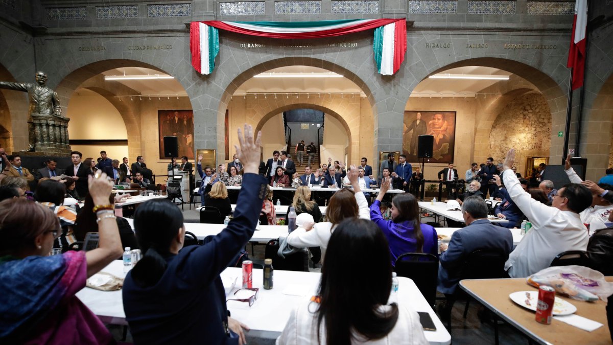 Hecho.  Fotografía cedida por la Cámara de Senadores de una sesión de trabajo en Ciudad de México (México). 