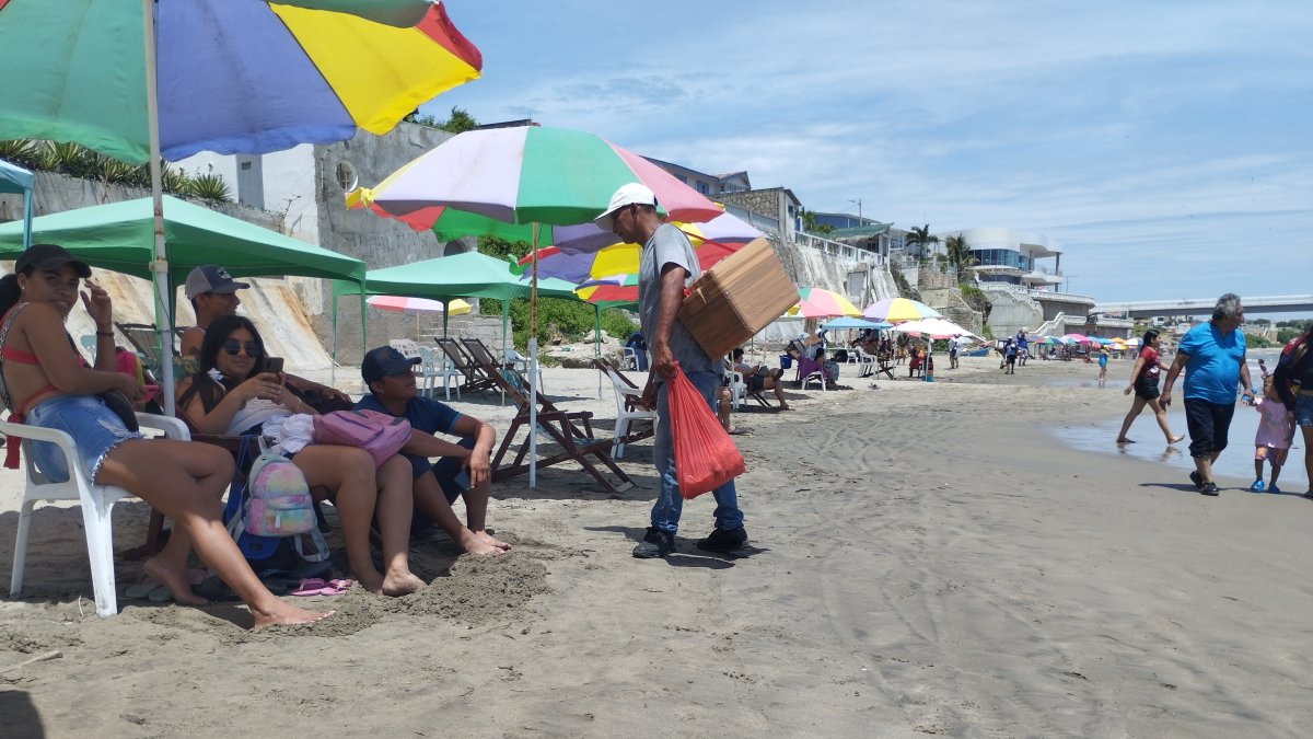 De a poco llegan turistas a balnearios de Santa Elena.