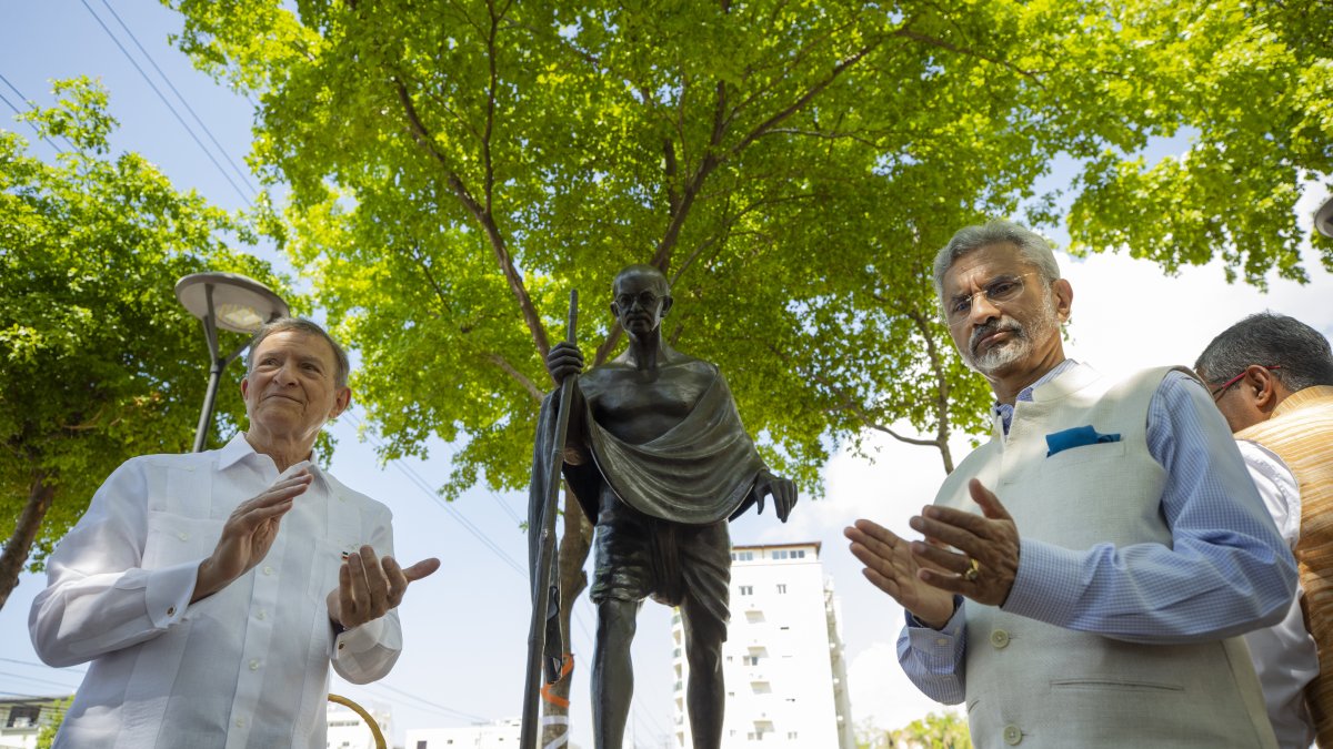 Actividad. El ministro de Relaciones Exteriores de la India, Subrahmanyam Jaishankar (der.), y el canciller dominicano, Roberto Álvarez, durante la inauguración de la estatua.