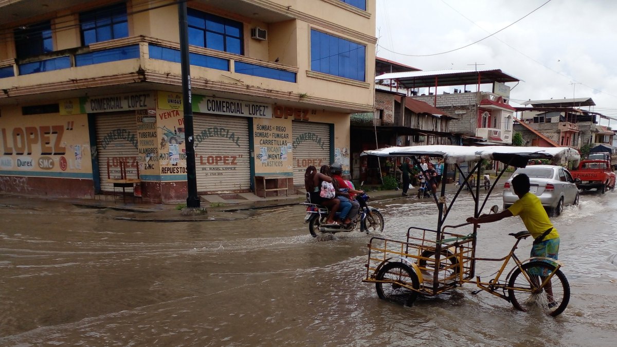 Desde hace ocho días, la población de Laurel, en la provincia del Guayas, permanece bajo agua.