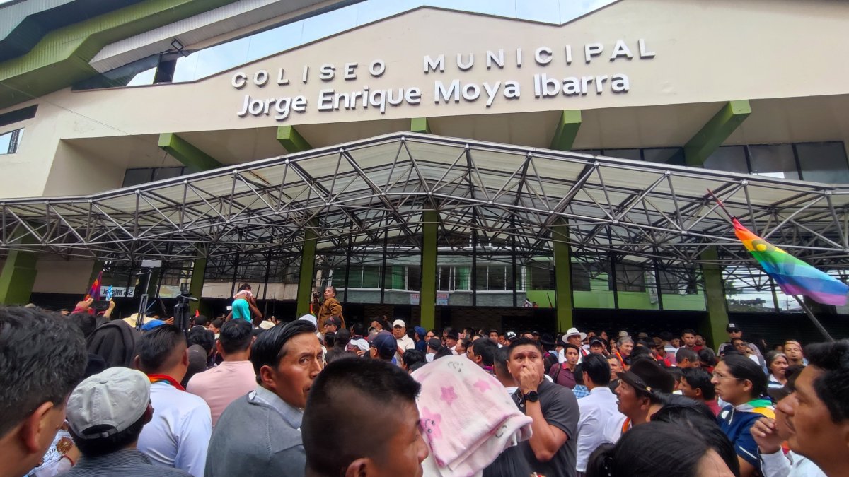 Exteriores del coliseo donde fueron citadas las delegaciones provinciales para votar por el nuevo coordinador de Pachakutik, en Puyo, Pastaza.