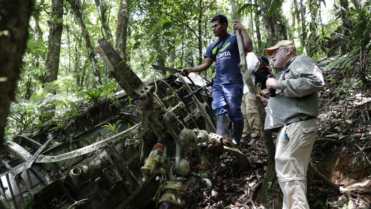 Evidencia. Se observan los restos de dos helicópteros accidentados en el cerro Chucanti, en Río Congo Arriba.