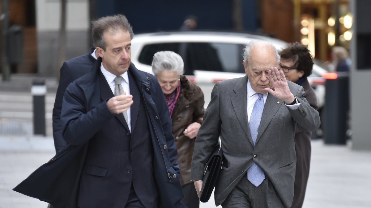 Investigación. Jordi Pujol y Soley (der) sale de una audiencia junto a su defensor. El hombre confesó que había evadido dinero, pero fue tarde.