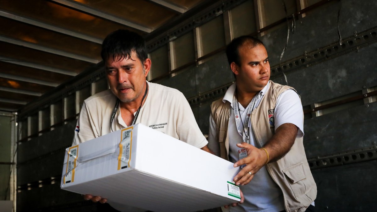 Acto. Funcionarios distribuyendo material electoral, en Asunción, donde no se reportaron actividades proselitistas.