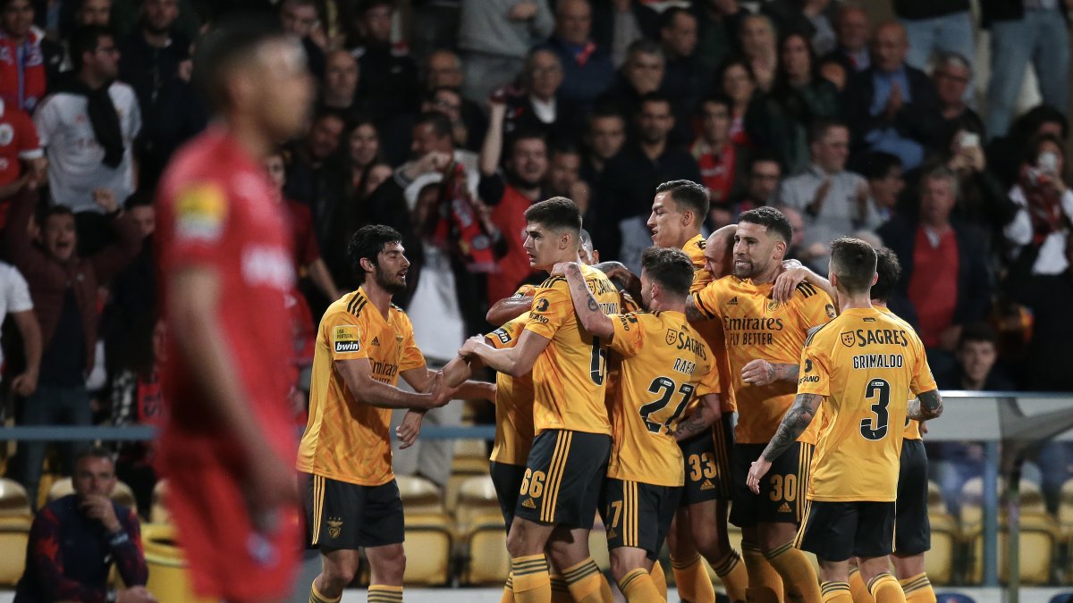 Los jugadores del Benfica celebran tras el marcador ante el Gil Vi.